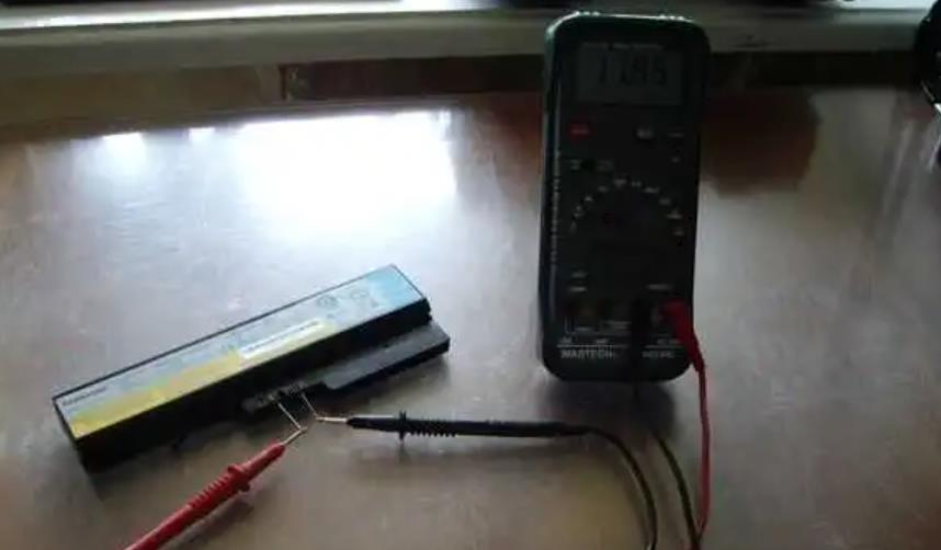 My Personal Experience Testing a Laptop Battery with a Multimeter