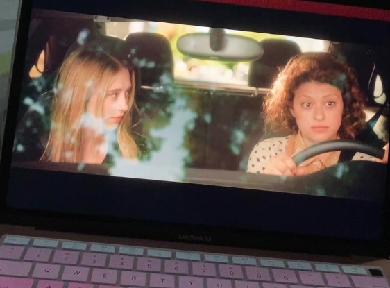 Why Does My MacBook Flash When I Watch Netflix? Answered
